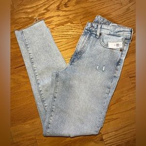 ✨NWT✨Old Navy. High Rise OG Straight Light Wash Distressed Jeans. Size 6 Tall.